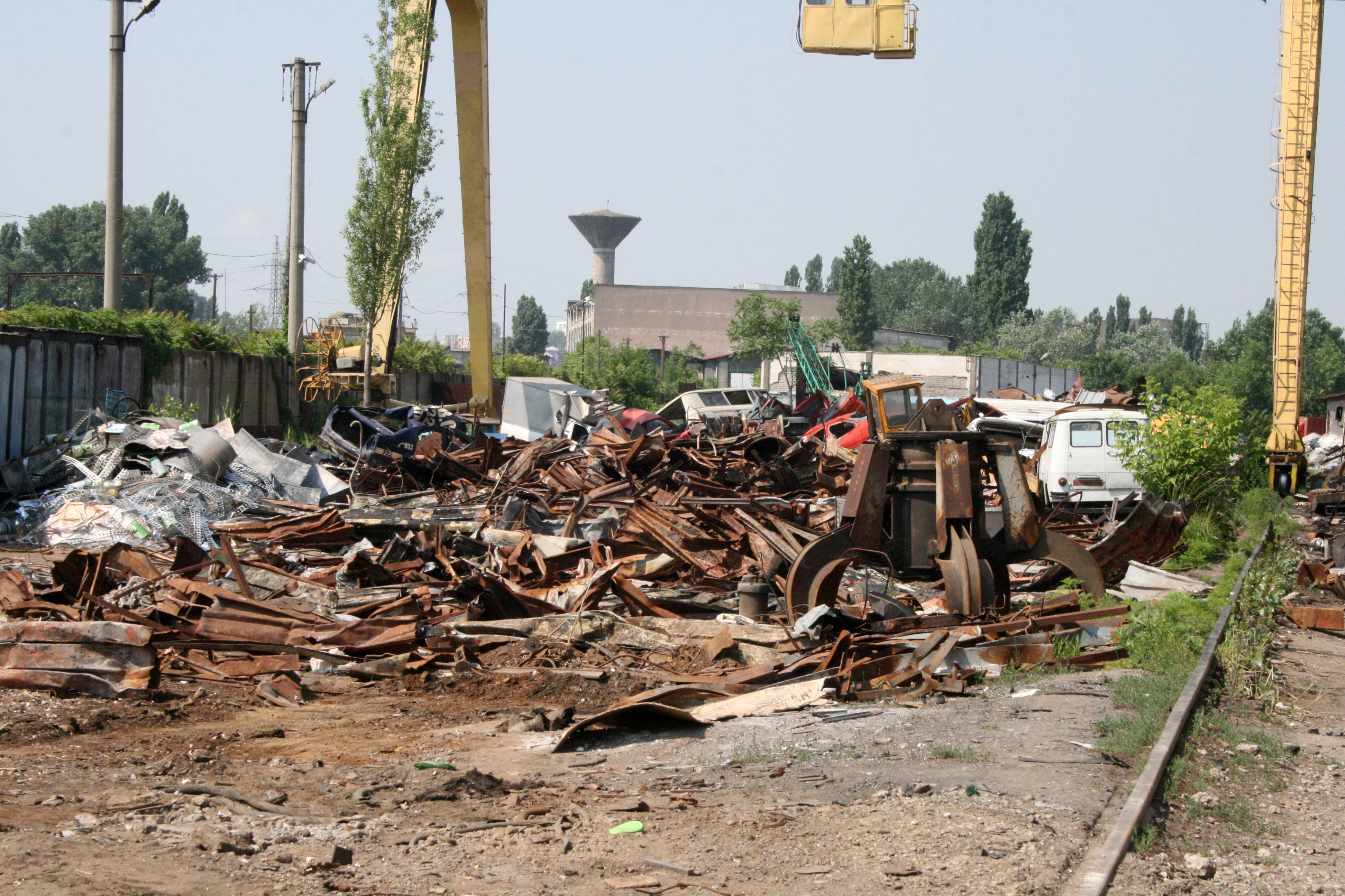 Începe nebunia rablelor: Nu se ştie câţi gălăţeni vor scăpa de hârburi