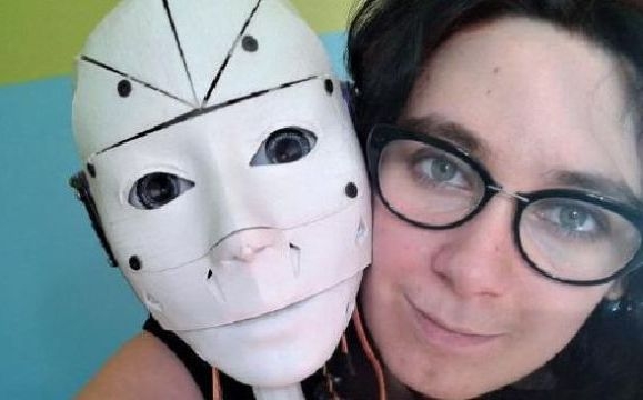 Vrea să se căsătorească cu un ROBOT