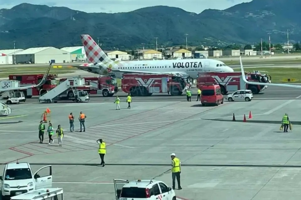 Bărbat aspirat de motorul unui avion, pe aeroport