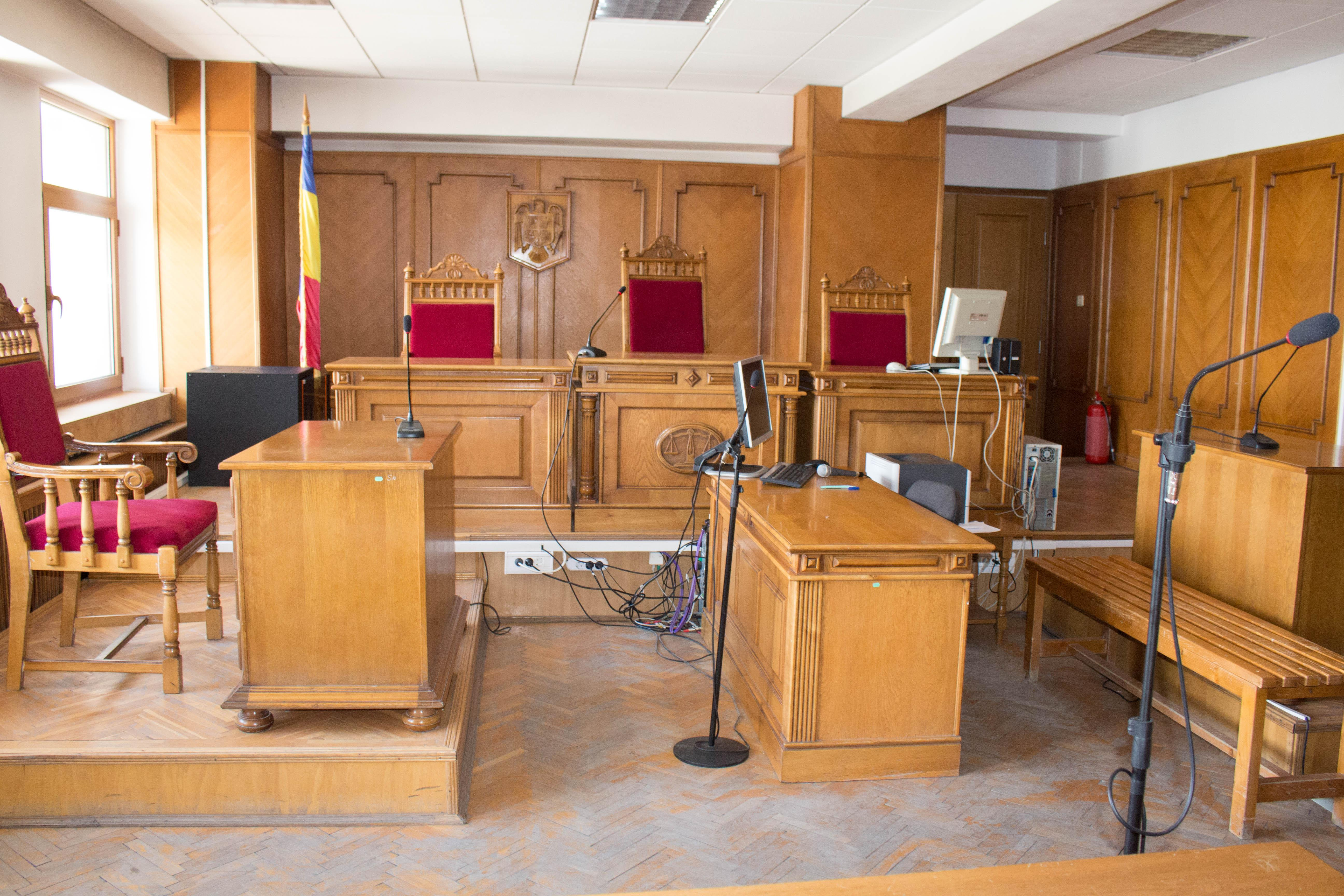 În ce situaţii poate fi amânat procesul civil