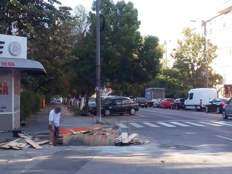 Se lucrează la astuparea gropii cu şobolani