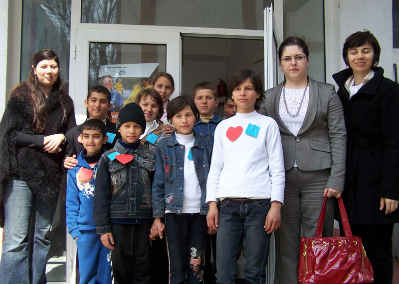 100 de elevi gălăţeni primesc daruri de la colegii lor