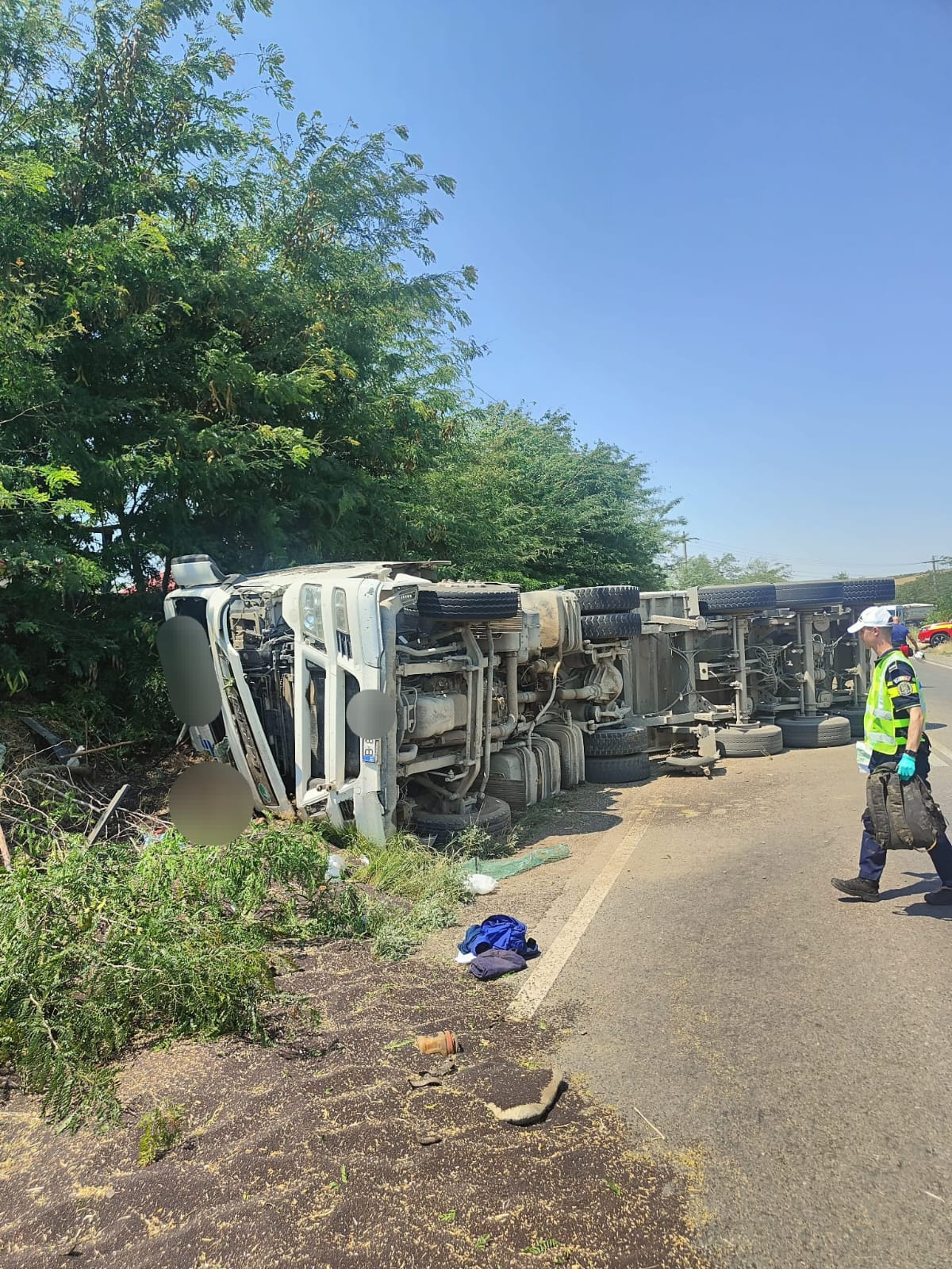 UPDATE: Accident extrem de grav pe DN 26! Șofer de tir, mort după ce s-a răsturnat în curbă