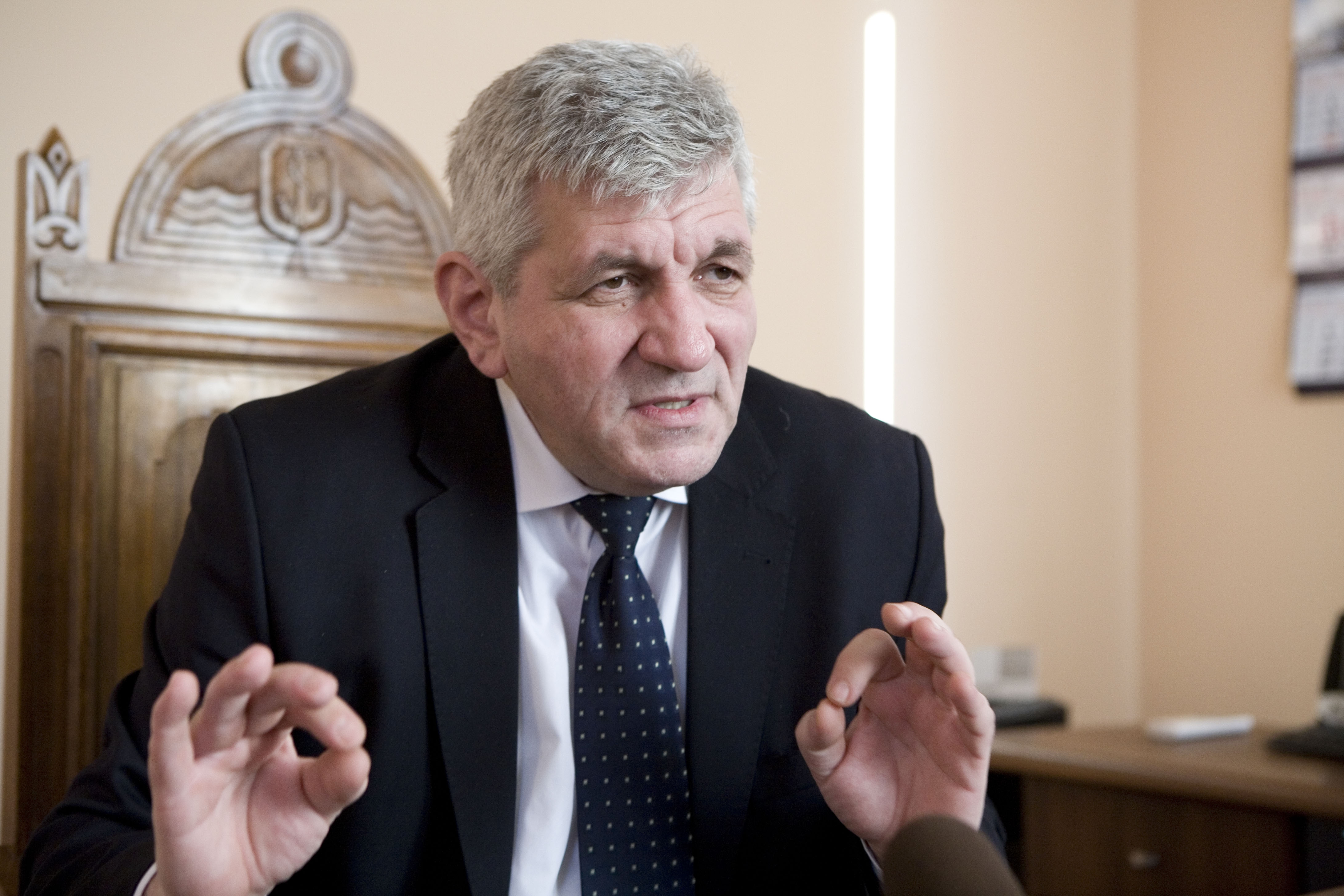 Deşi a fost demis, Paul Florea încă ia salariu de la Prefectură 