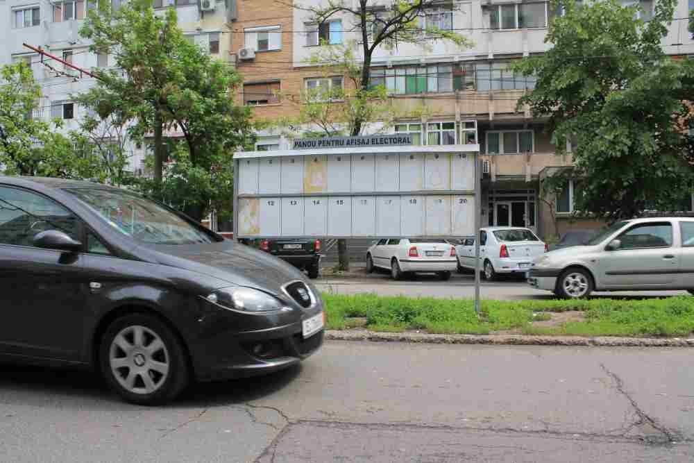 Cum sunt OBLIGAȚI gălăţenii să ÎNCALCE LEGEA. Slalom printre maşini şi buruieni, pentru informare (FOTO)