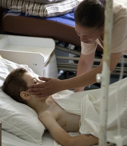 Foarfece aruncat  în inima fiului 