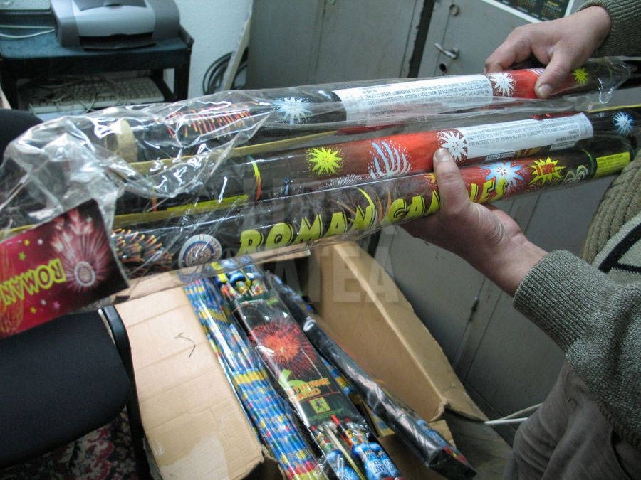 Zeci de mii de petarde și pocnitori, CONFISCATE în două zile