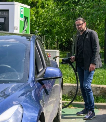 Un gălățean vrea să înconjoare România în 80 de ore. Provocare electrică în jurul ţării
