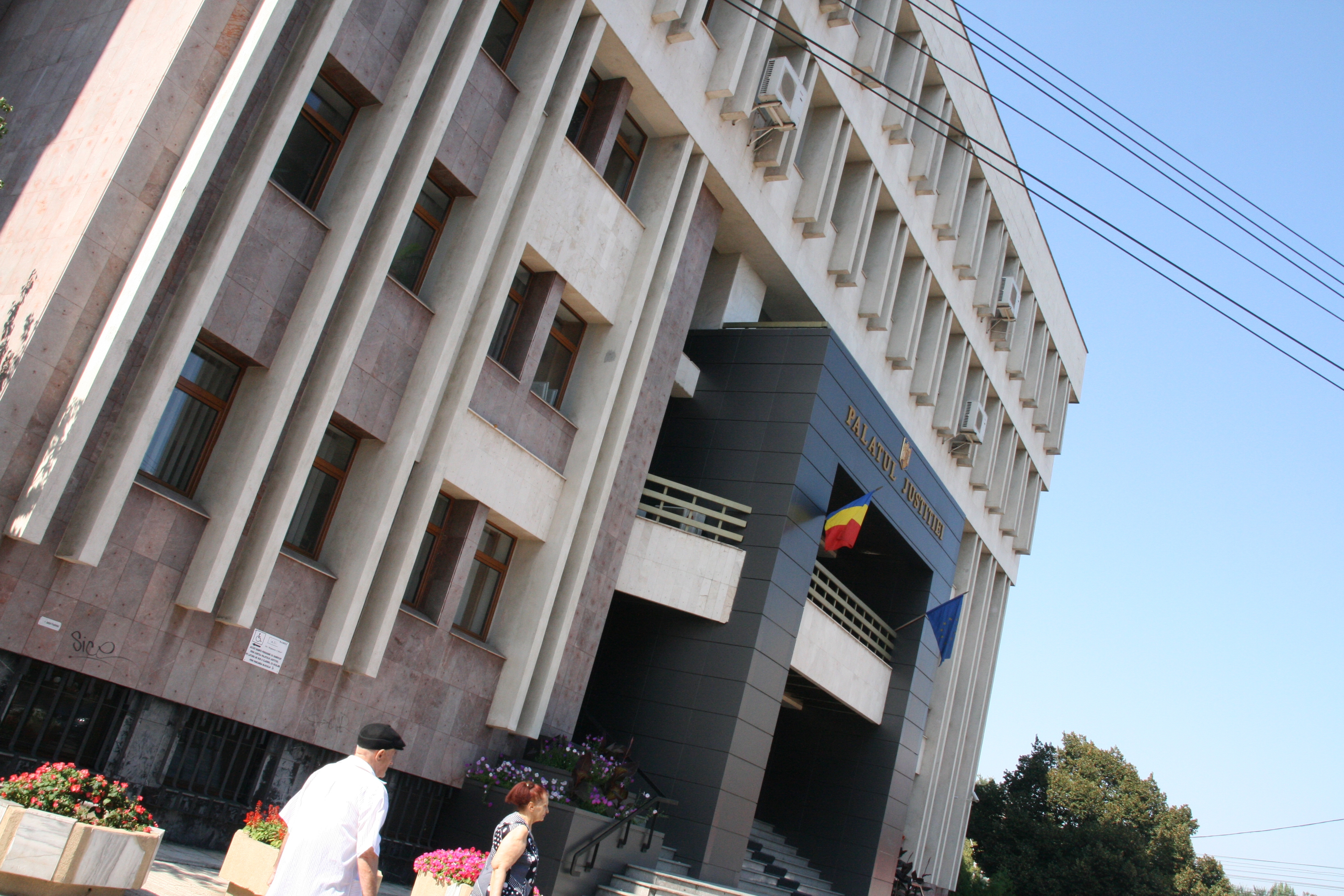 Unul dintre agresorii vărului lui Lucian Bute a leşinat în boxa acuzaţilor