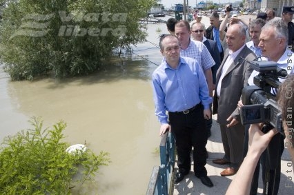 Boc trece, apele rămân 