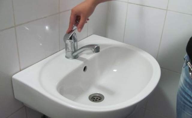 Din cauza apei cu ţârâita unele şcoli şi-au redus programul