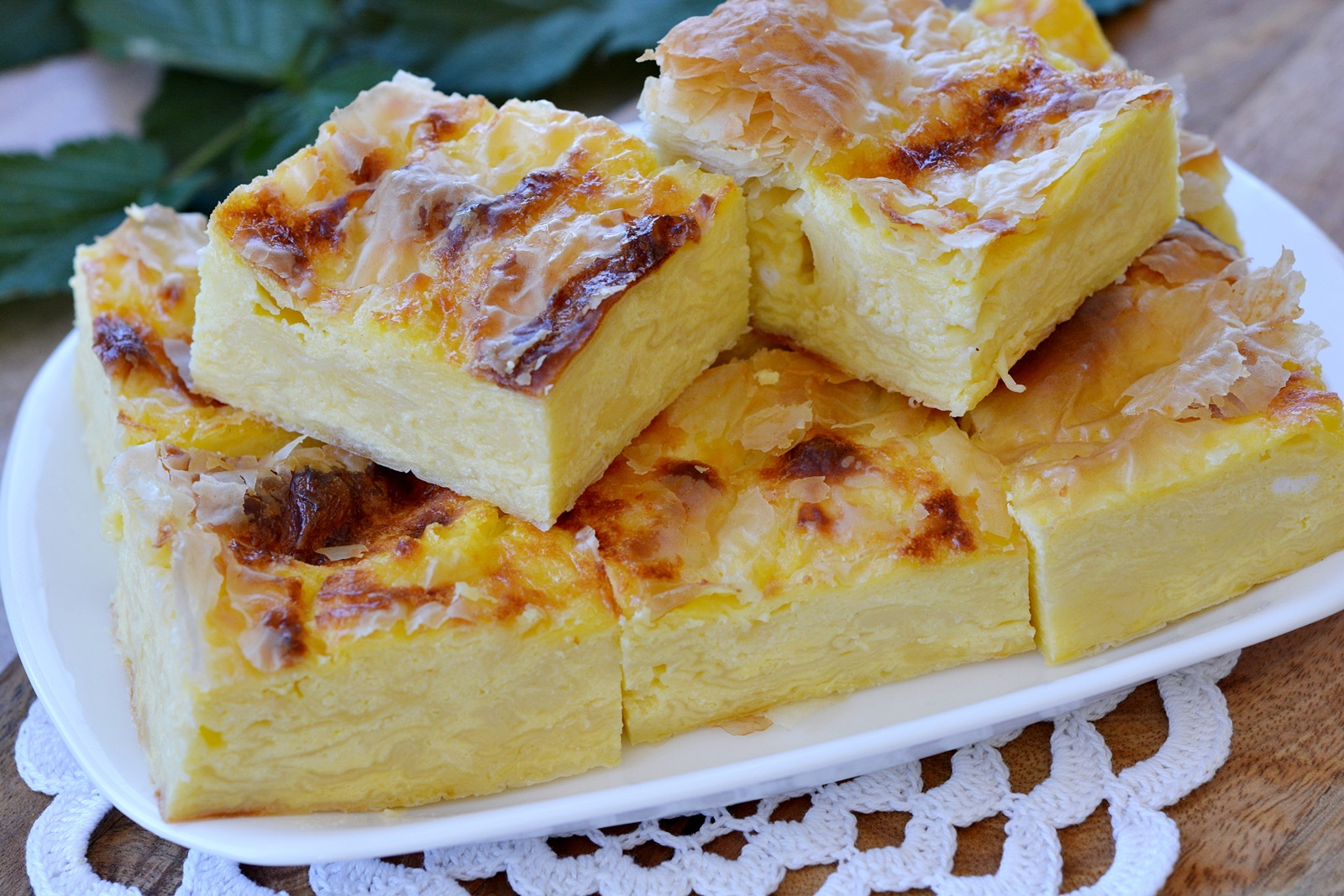 Plăcintă cu brânză dulce şi fructe