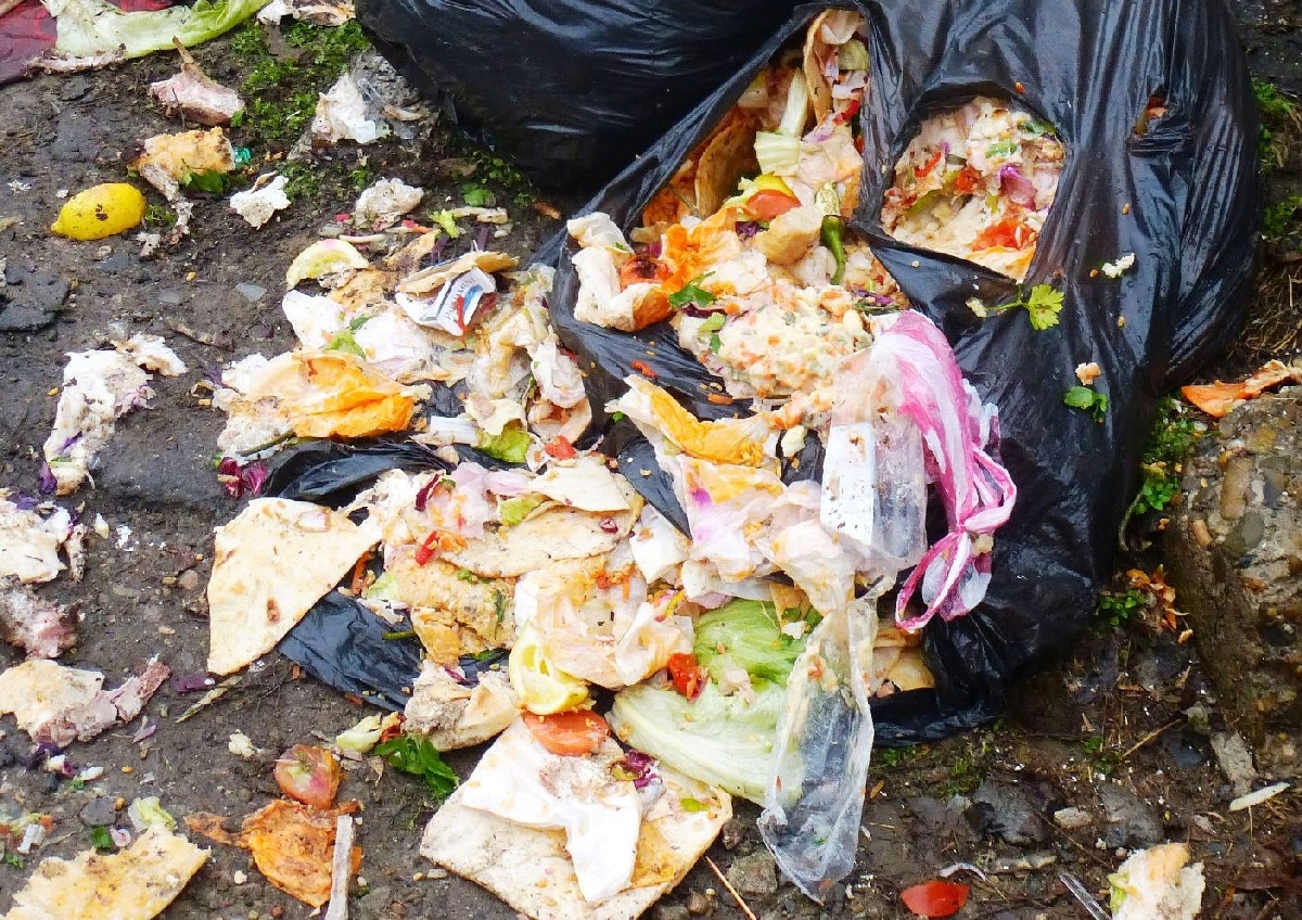 Parfum de comoditate în Galaţi: GUNOAIE cu de toate (FOTO)