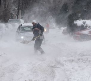 Galațiul, acoperit de zăpadă/ Viscolul îngreunează deszăpezirea (GALERIE FOTO)