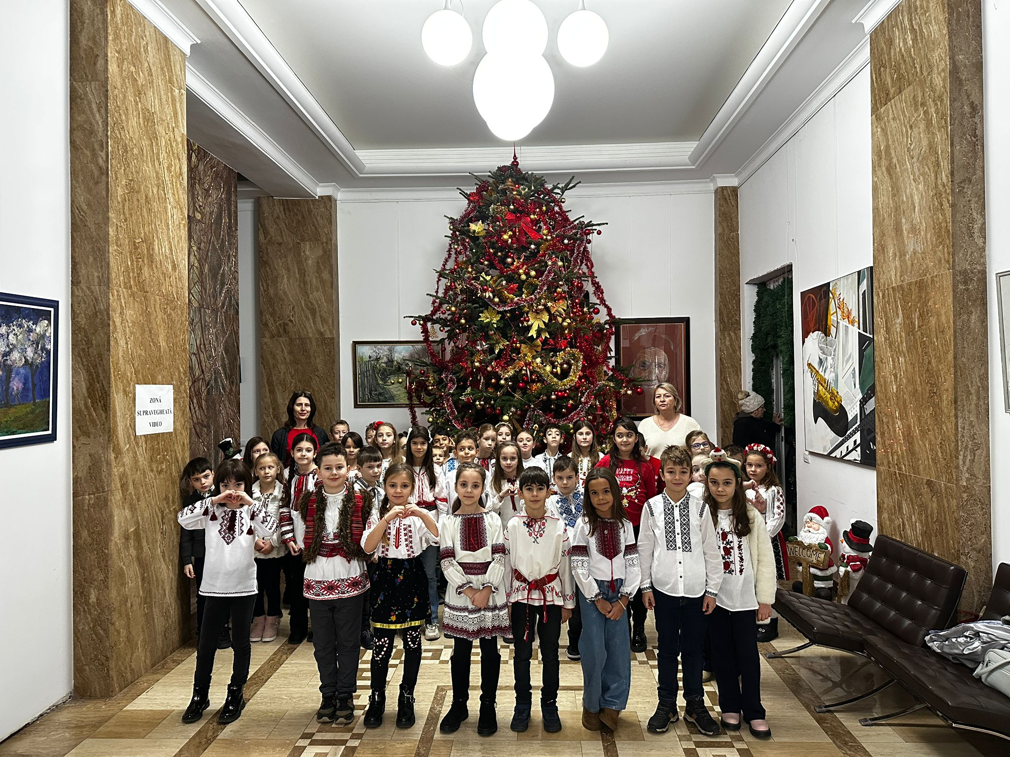 Elevii clasei I de la Școala Nr. 25, mesagerii sărbătorilor de iarnă (VIDEO)