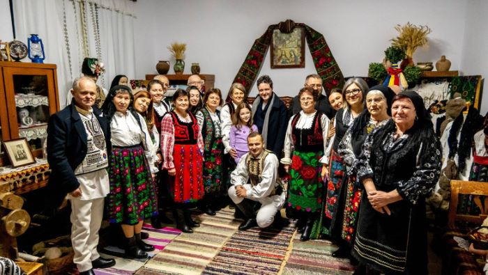 Nicușor Dan și-a petrecut Crăciunul în satul bunicilor săi