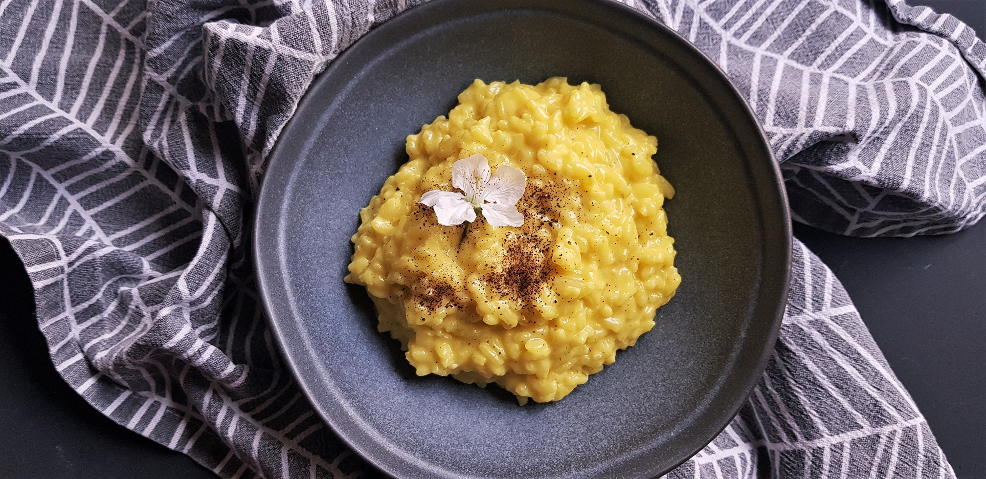 Supă-cremă de sparanghel și risotto cu șofran, două reţete sofisticate