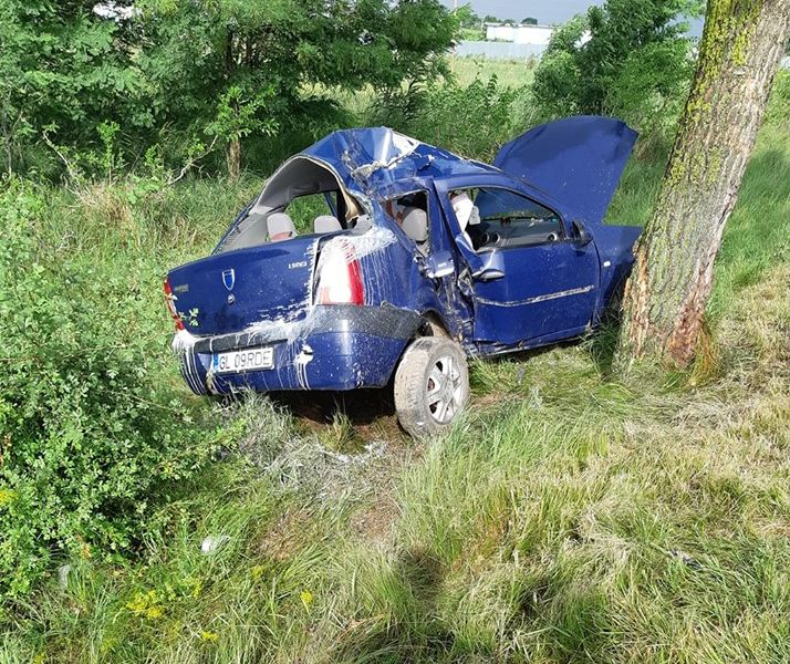 O maşină a ”zburat” de pe un drum în construcţie