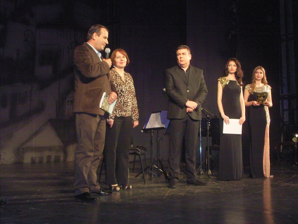 Lume multă la spectacolul GALA CULTURII GĂLĂŢENE! Recompense pentru excelenţă culturală au plecat şi la „talpa” judeţului