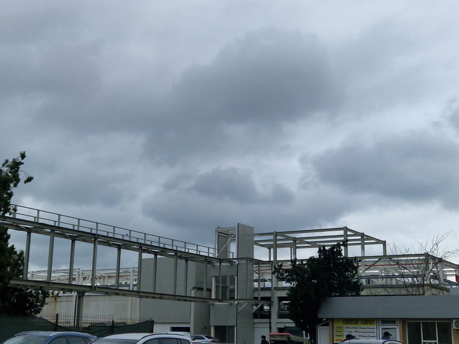 Parcarea cu heliport de la Spitalul Județean a intrat „în ceață” (FOTO)