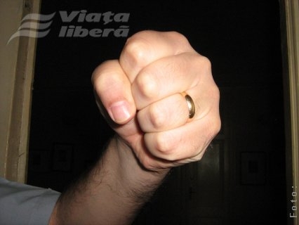 Şi-a bătut soţia şi fiica