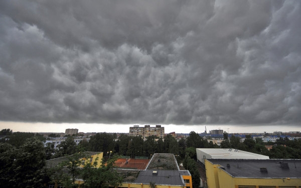 Ploi şi vijelii în zona Carpaţilor Meridionali şi de Curbură şi în sudul ţării