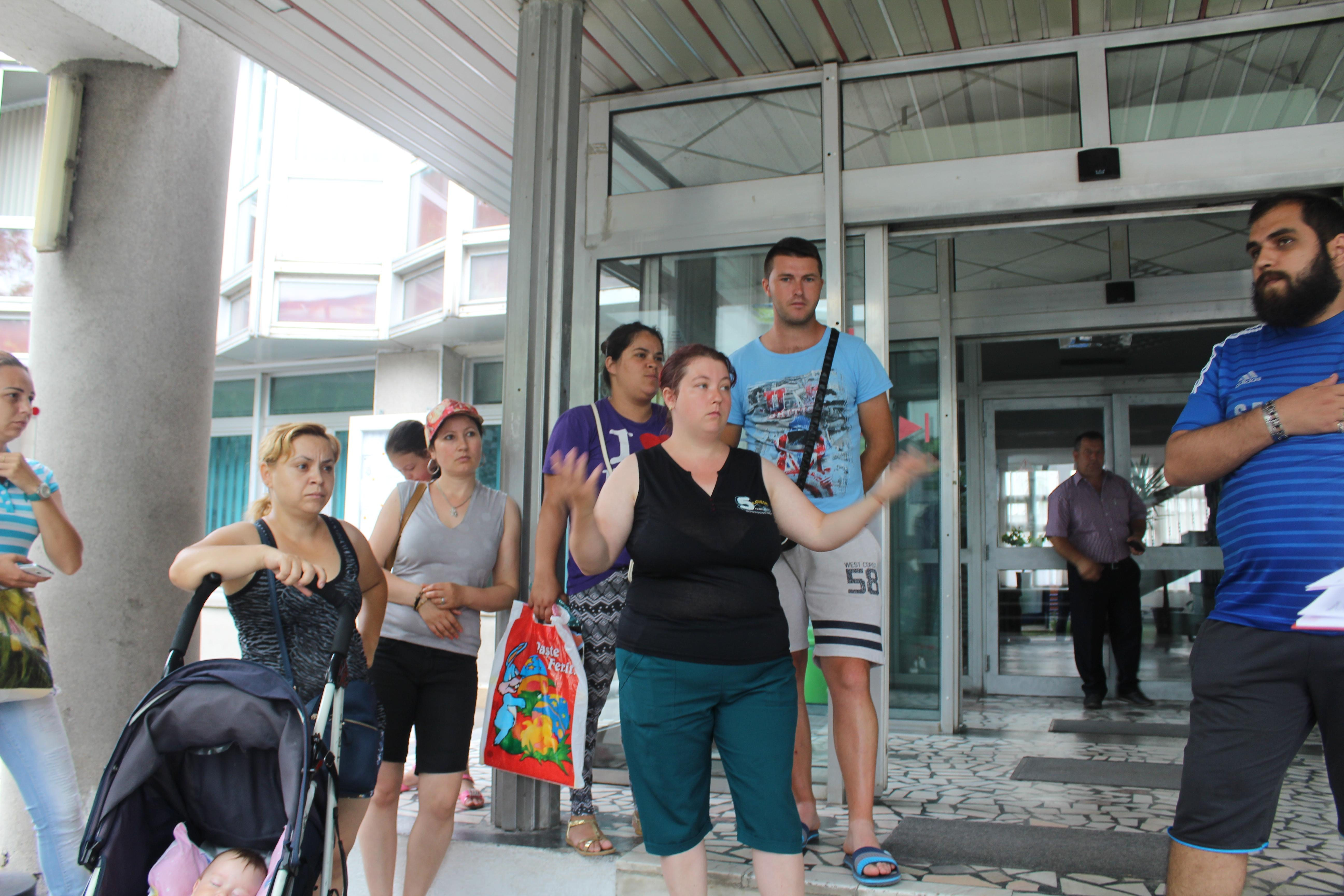 Cu locuinţe de la Primărie, dar fără curent de la Electrica