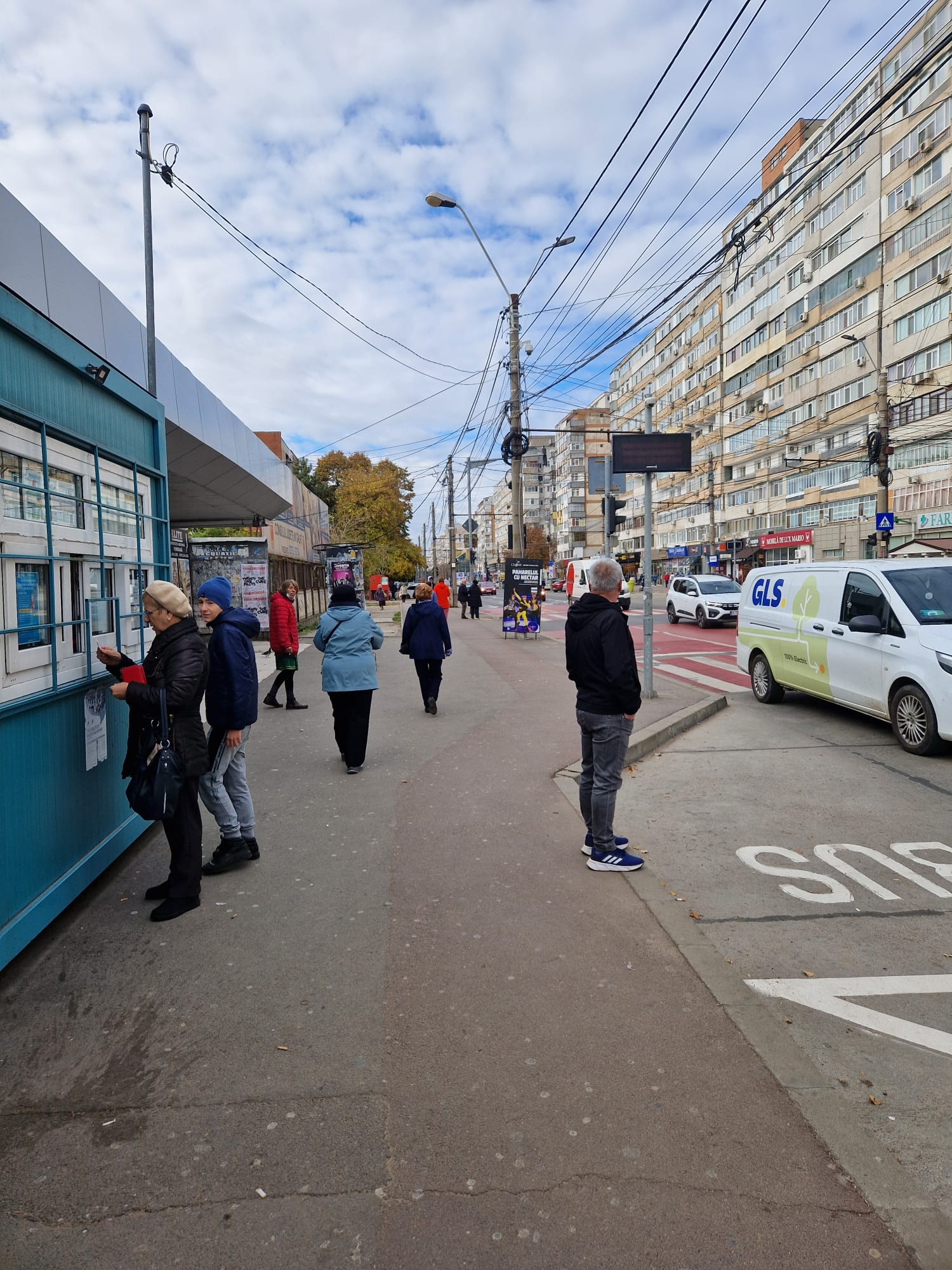 Poza zilei. În aşteptarea troleului care nu se ştie când vine