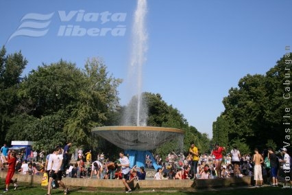 Bătaie generală cu apă în Grădina Publică
