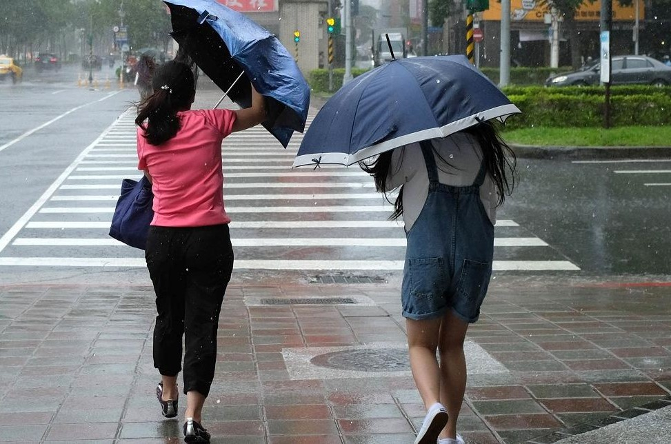 Cresc temperaturile, dar plouă aproape în fiecare zi