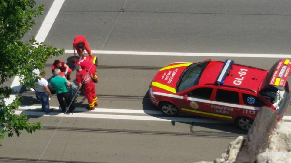 O femeie a fost GRAV RĂNITĂ pe o TRECERE DE PIETONI din Galaţi