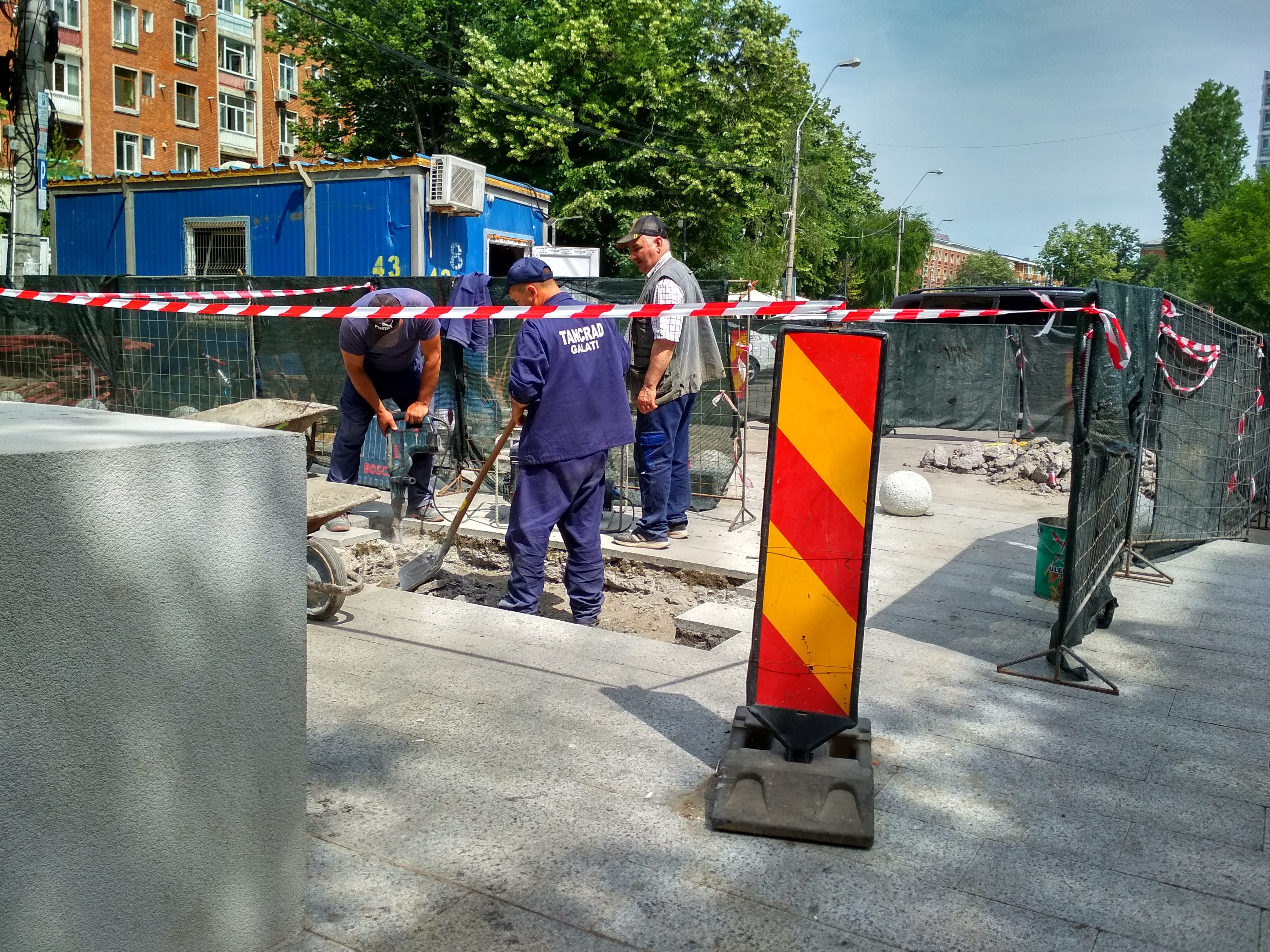 Groapă proaspăt săpată pe aleea de granit de la P-uri