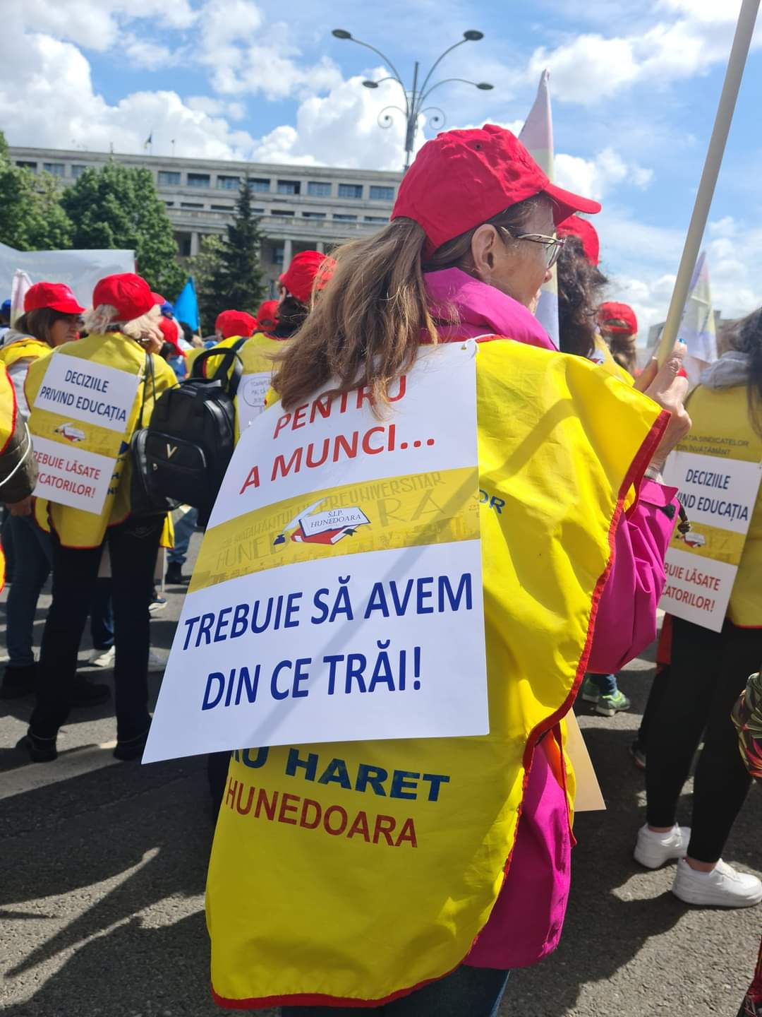 14.000 de angajați din învățământ, la miting în faţa Guvernului (FOTO și VIDEO)