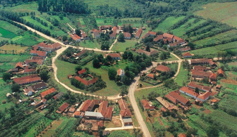 Singurul sat circular din România | În satul de poveste mai trăieşte doar un singur şvab