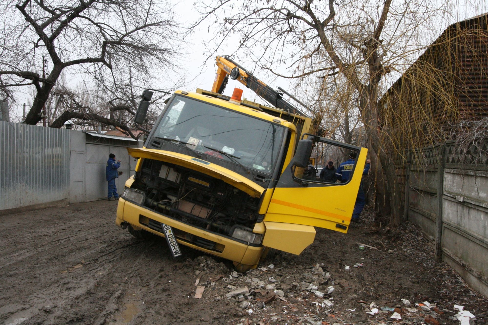 O maşină care aparţine societăţii Ecosal Galaţi s-a scufundat în noroi (GALERIE FOTO)