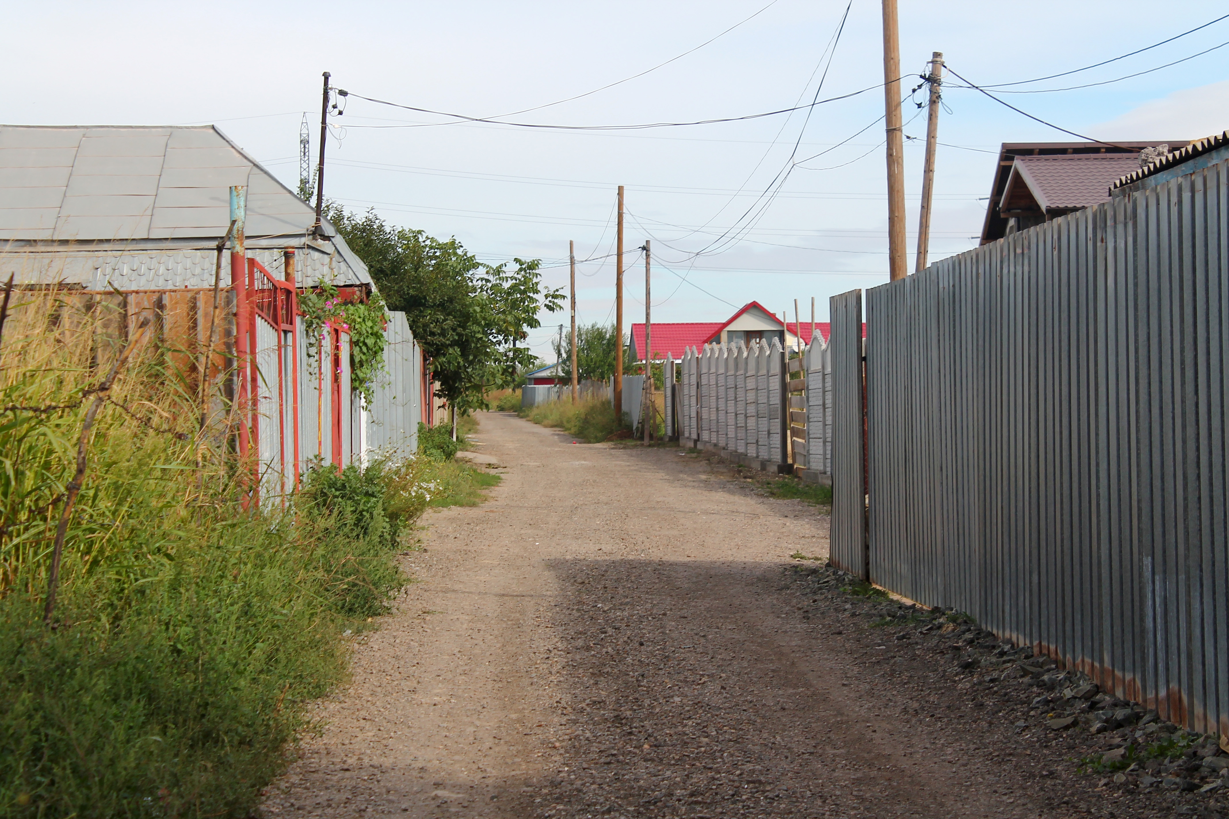 Trei ani de promisiuni şi nicio faptă pentru locuitorii din Fileşti/ Aproximativ 40 de familii riscă să rămână în beznă