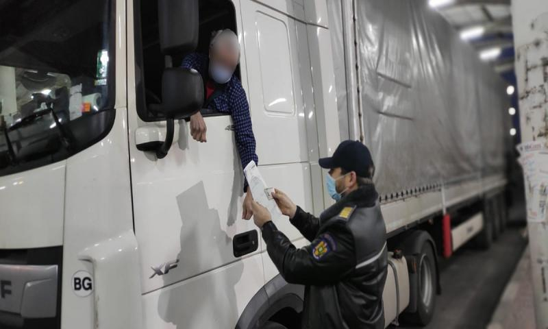 Străini prinși cu acte false la intrarea în țară