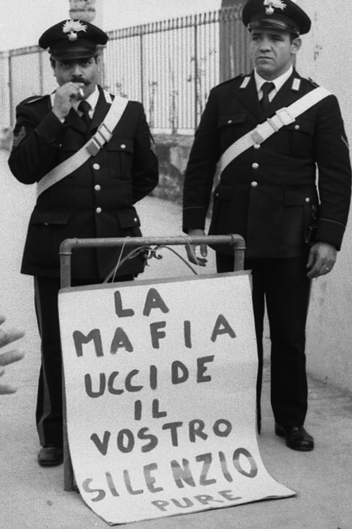 Hitchcockline - poliţiste, mai altfel | O mozzarela cinstită: pe din două