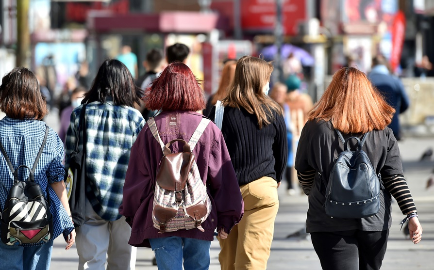 Peste 500.000 de români vor să emigreze