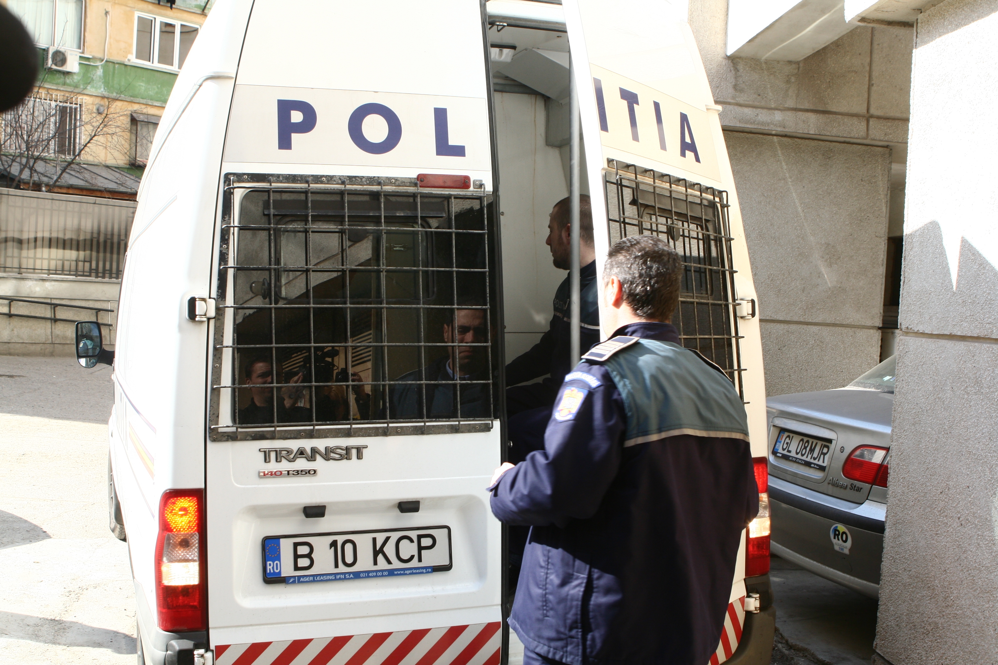 Un nou tip de escrocherie! Trei gălăţeni "vindeau" locuri la mânăstire şi rugăciuni binefăcătoare 