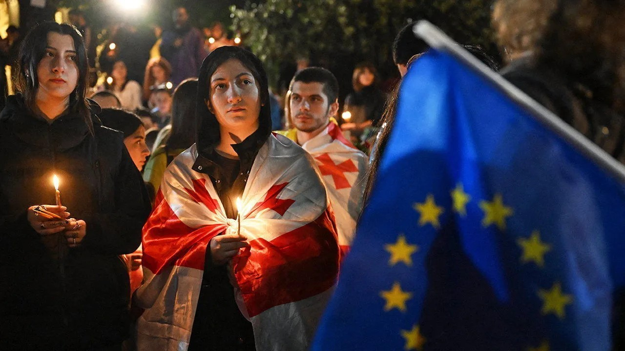 Tunuri cu apă și lacrimogene contra focurilor de artificii