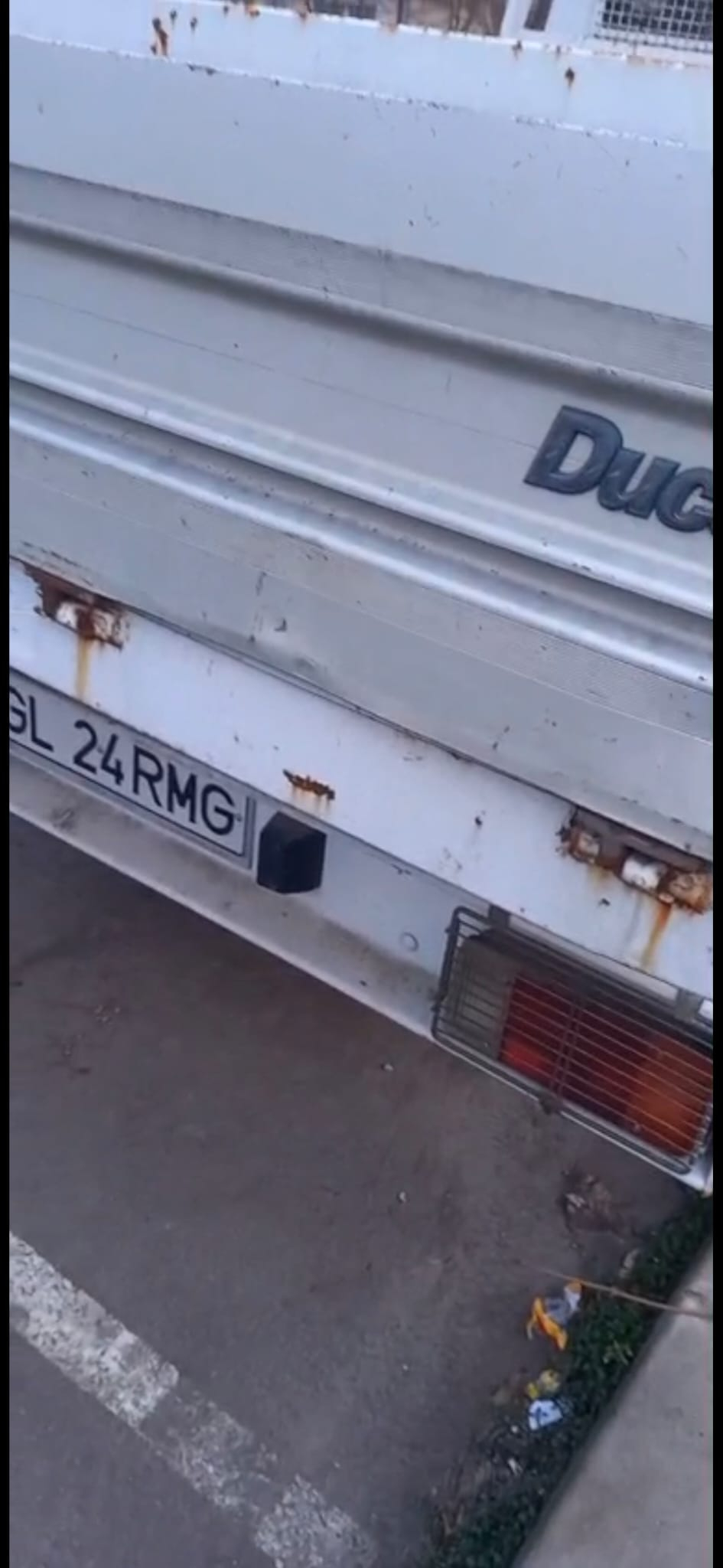 Parcări rezidenţiale blocate de maşini vechi şi autoutilitare