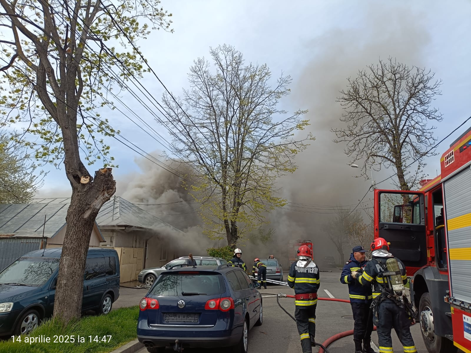 Incendiu violent în Galați. Cel puțin două case au luat foc (VIDEO)