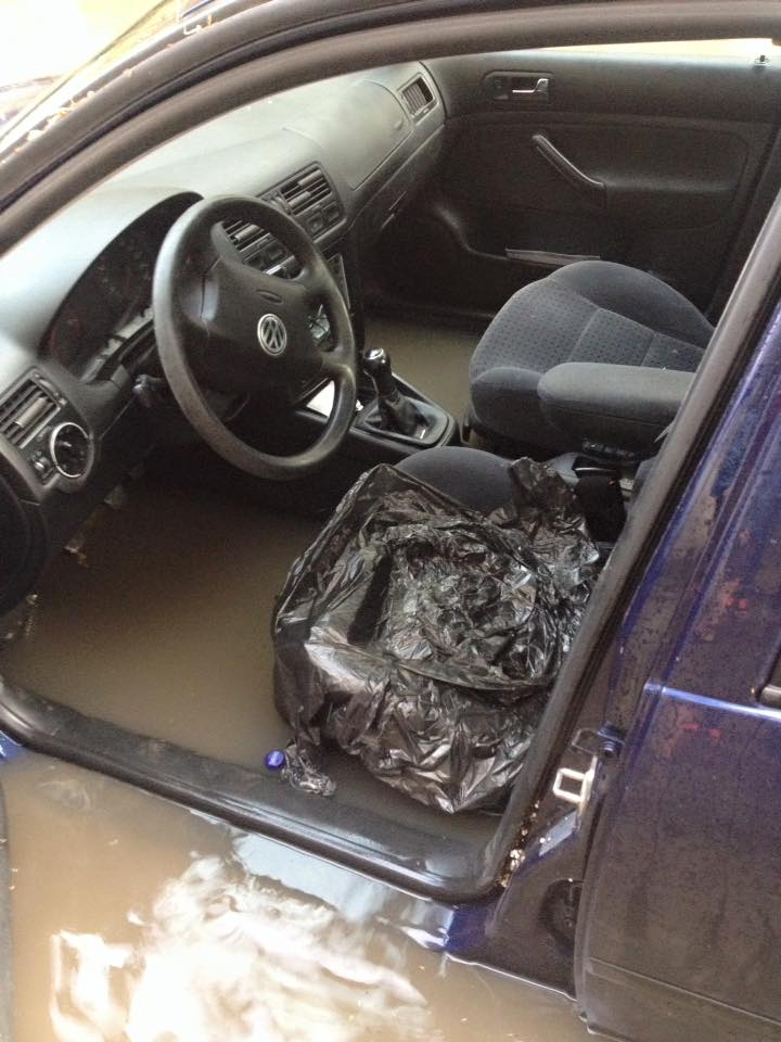 Precipitațiile aduc un nou val de escrocherii. Mașini inundate, „oferte excepționale” pe site-urile auto