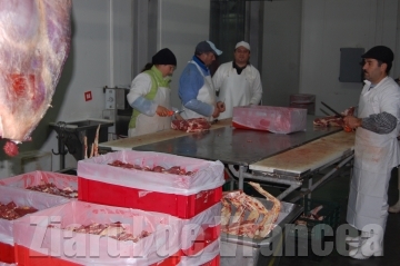 VRANCEA: Patronul unui abator, “vizitat” de mascaţi 