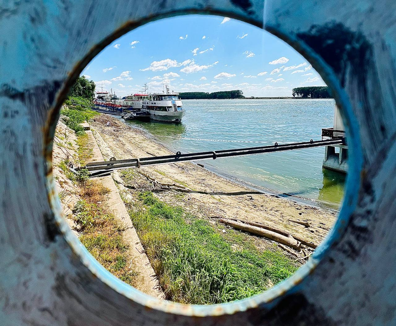 Irigarea continuă, deşi Dunărea a scăzut alarmant. Agricultura gălățeană rezistă în fața secetei