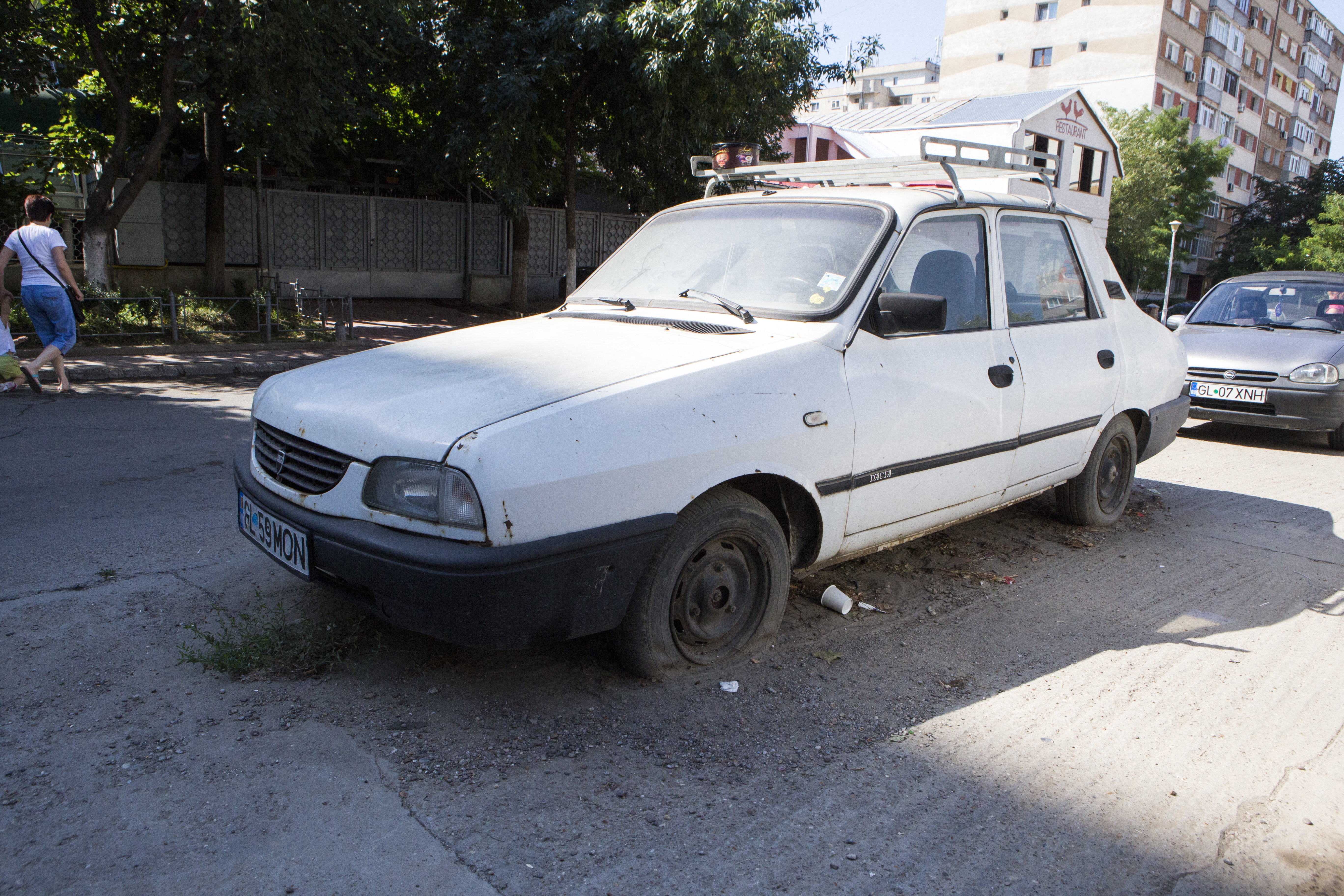 Micro 20 - tot ce nu trebuie să existe într-un cartier: MIZERIE, CAI, CÂINI şi MAŞINI abandonate (FOTO)