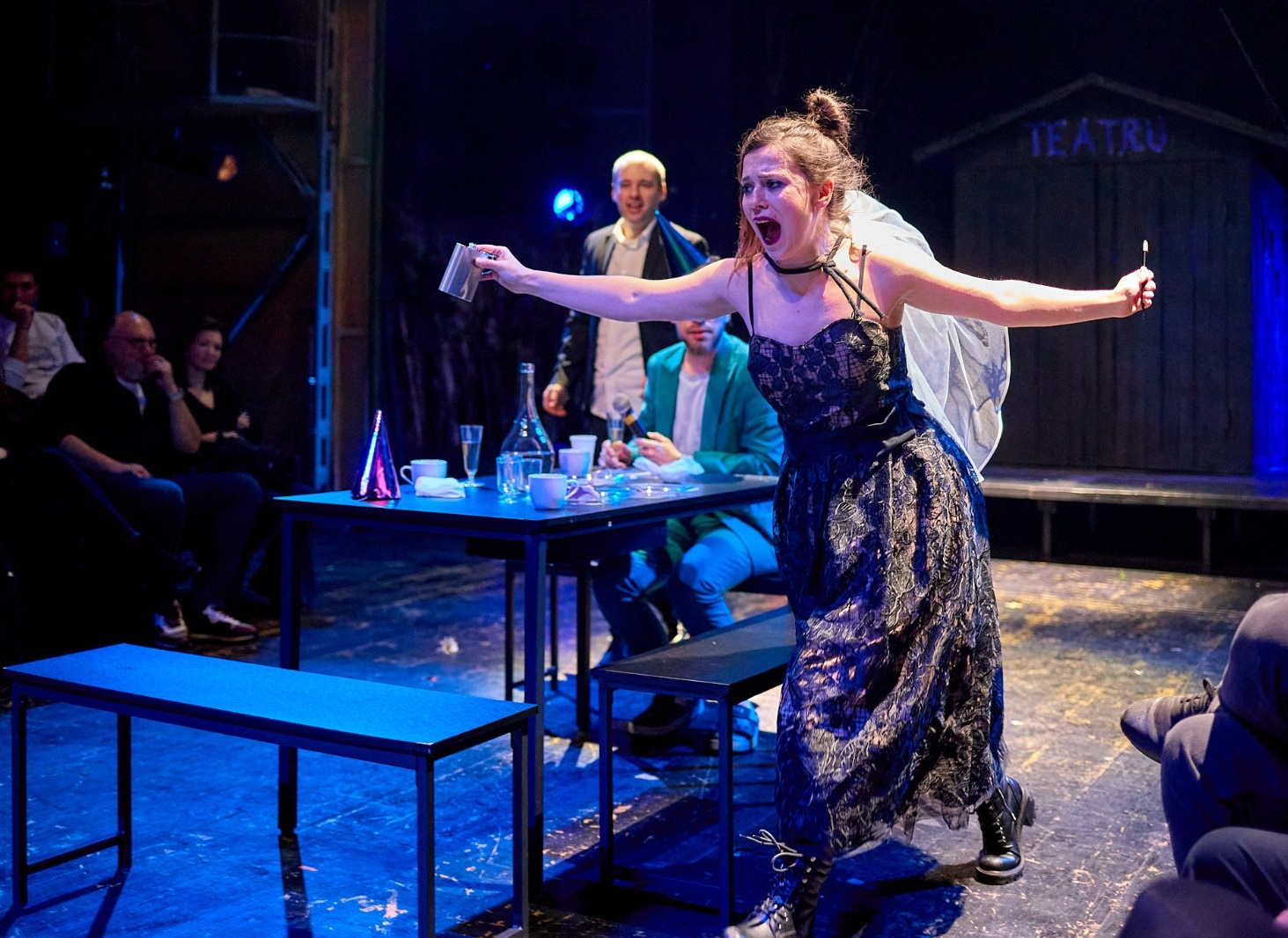 Și pescărușii se împușcă, nu-i așa? De ce se joacă teatru în rai