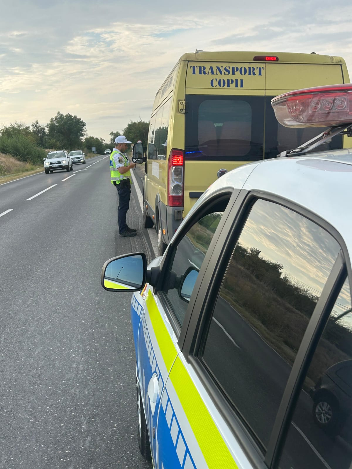 Zeci de microbuze școlare, trase pe dreapta în județul Galați