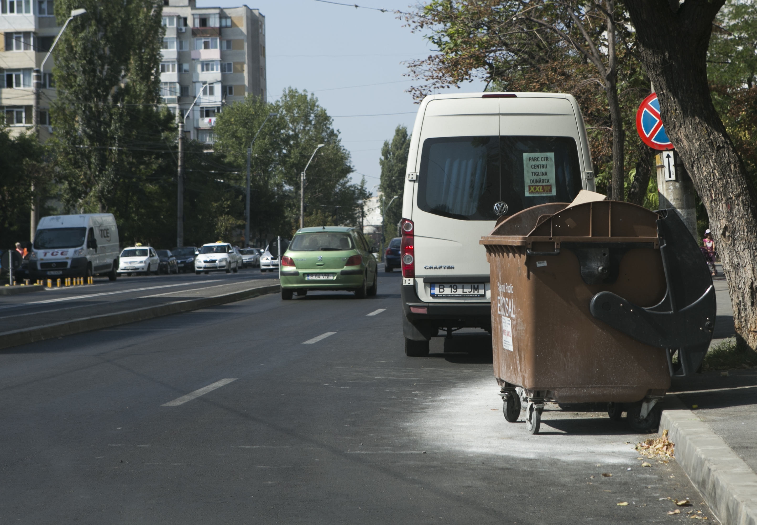 Pubele de gunoi pe banda întâi / De ce "clămpănesc" canalizările pe Oţelarilor?